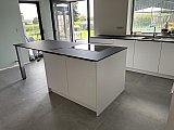 Cuisine blanche mat avec plan de travail en compact noir &agrave; Florennes  - Cuisines &eacute;quip&eacute;es design compl&egrave;tes Cr&eacute;a-M